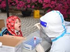 图集︱阴雨中，江门核酸采样有序进行