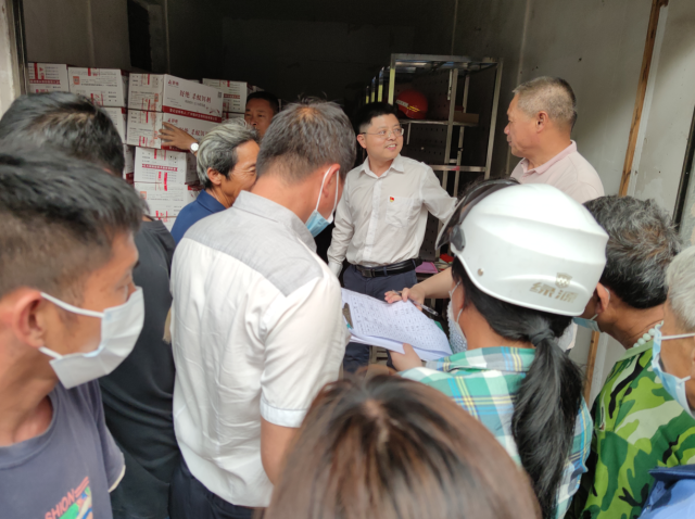 向村民分发红火蚁防控饵剂。