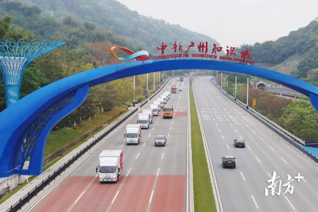 极飞科技派出百辆移动服务站，从黄埔区中新广州知识城出发。