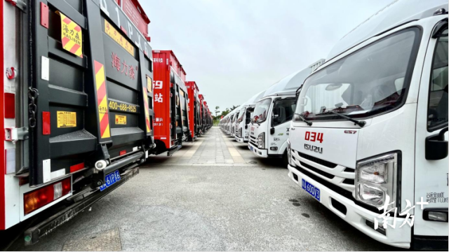 百辆移动服务站整装待发。