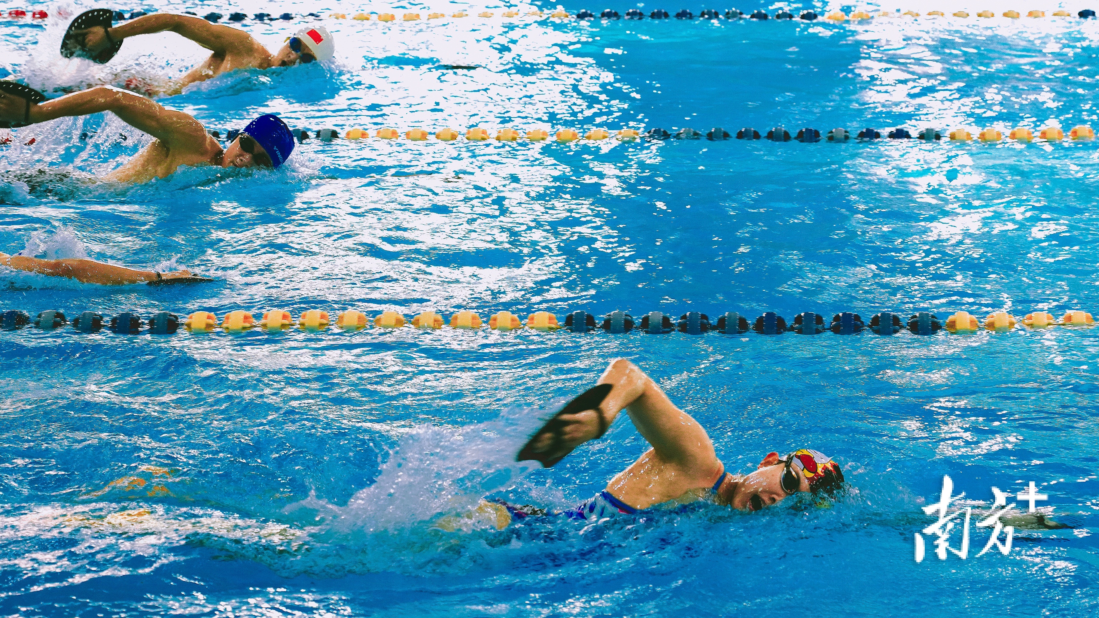 南海实验中学考生正在进行游泳训练，全力备战中考体育。校方供图