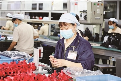 东莞伟士塑胶制品有限公司里,员工正在抓紧时间工作。 东莞伟士塑胶制品有限公司里,员工正在抓紧时间工作。