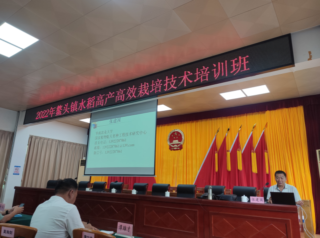 华南农业大学水稻种植专家、高级农艺师张建国现场讲课。