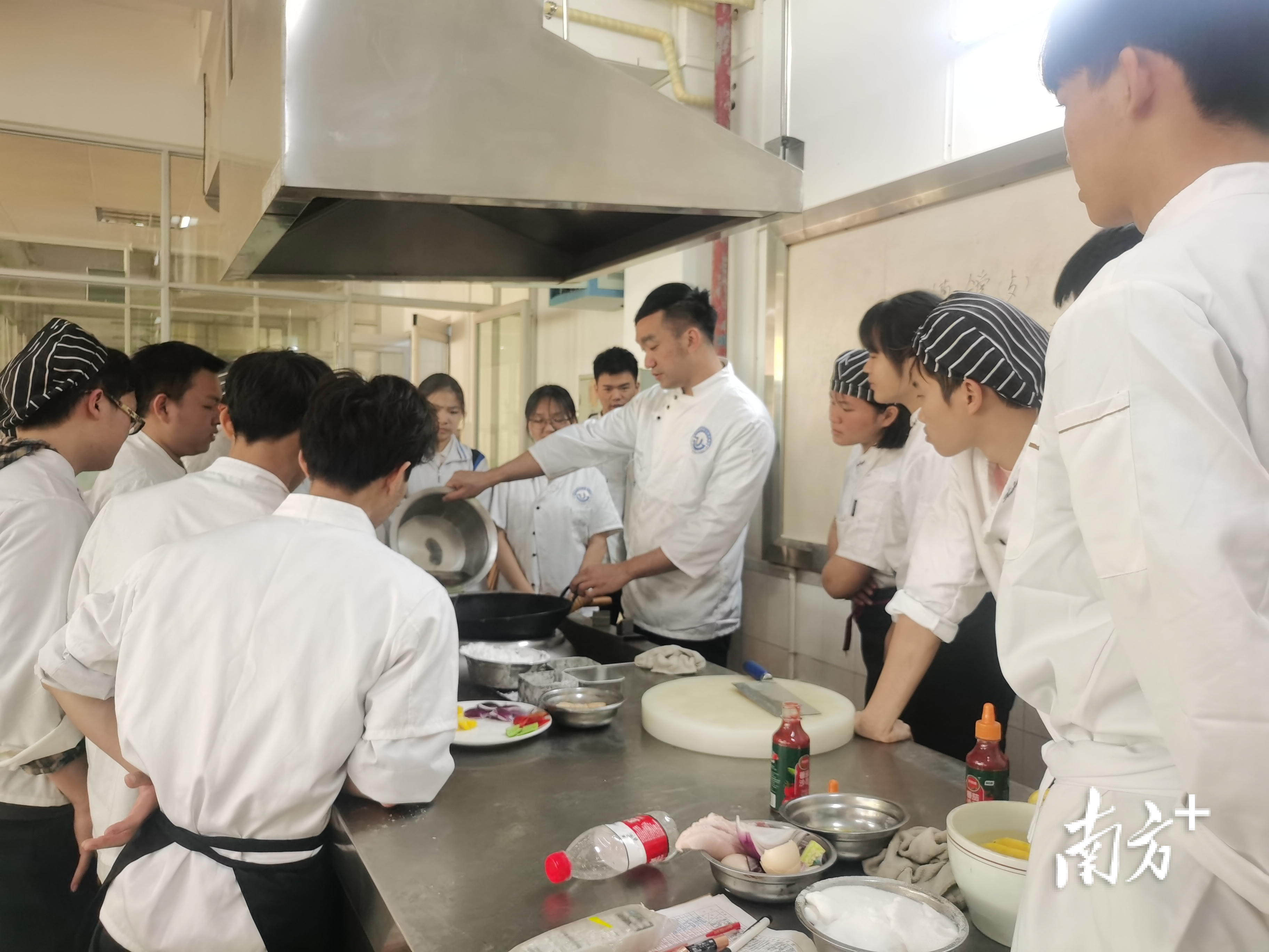 梁銶琚职校学子正在进行烹饪专业本科备考。校方供图