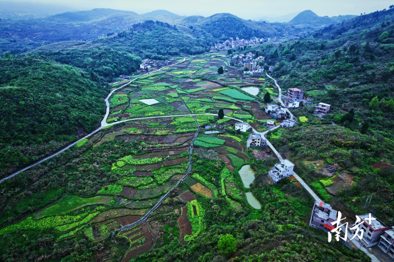 被群山田园环绕的美丽乡村。张邦亮 摄