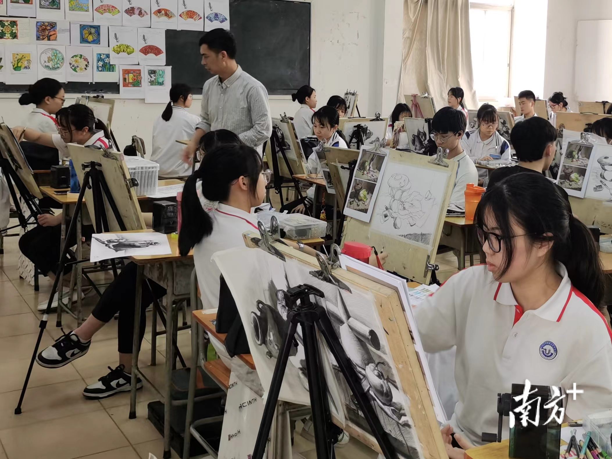 梁銶琚职校学子正在进行美术专业本科备考。校方供图