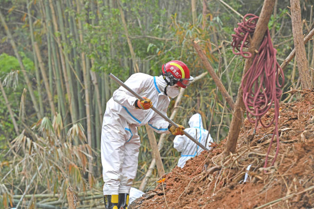 东航客机坠毁事故核心现场，搜救人员展开拉网式搜索