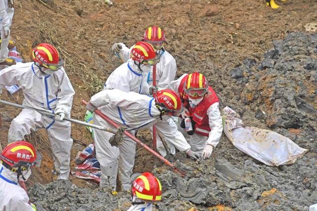 东航客机坠毁事故核心现场,搜救人员展开拉网式搜索
