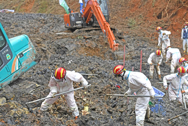 东航客机坠毁事故核心现场，搜救人员展开拉网式搜索