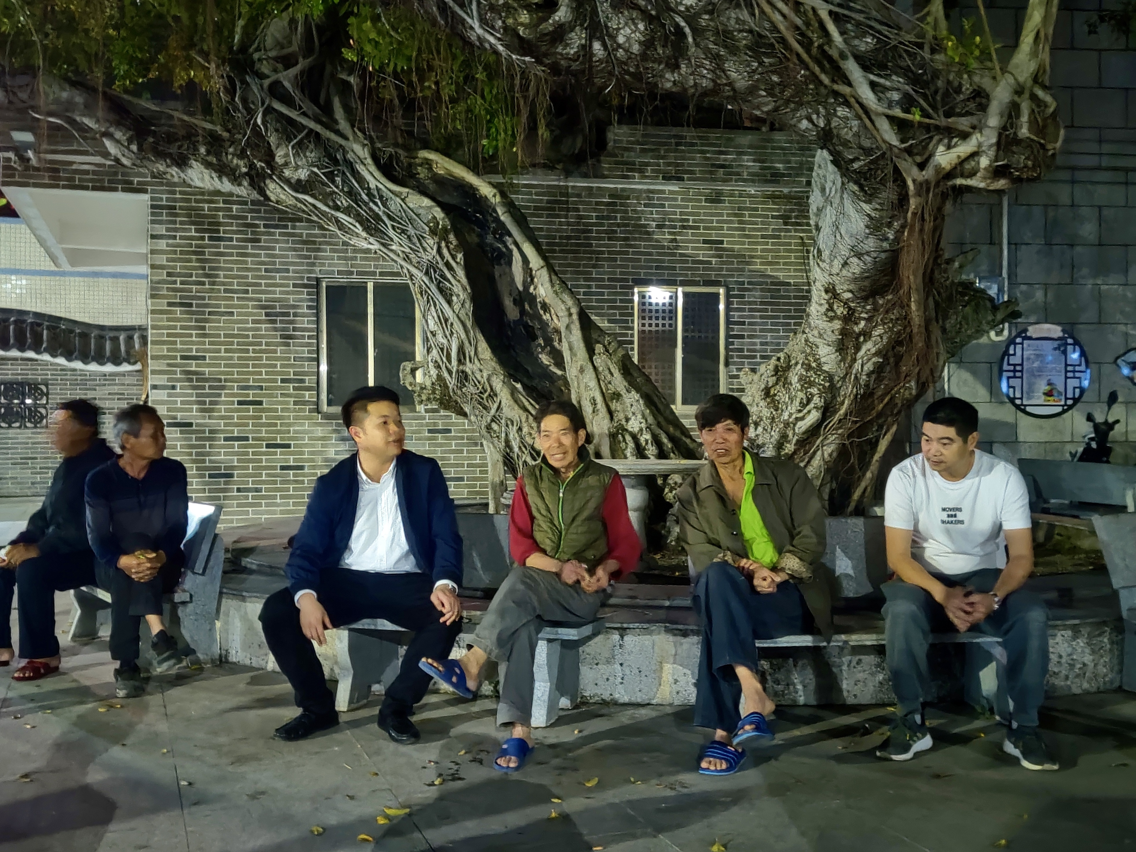 留在村里过夜的干部（左三）听村民讲诉求提希望。