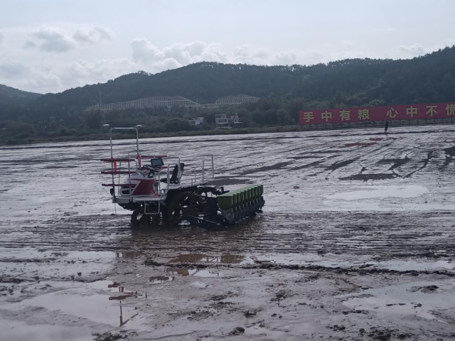 无人智慧农场无人驾驶精量穴直播机作业现场图