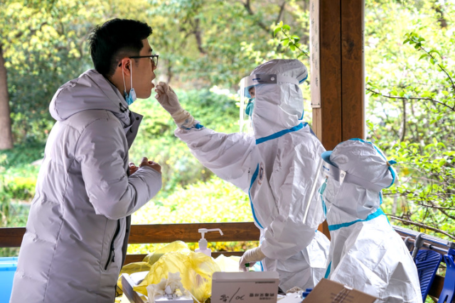 3月28日，浙江大学医学院附属邵逸夫医院支援队的医护人员在浦东昌里小区为居民做核酸采样。新华社发（蒋爱山 摄）