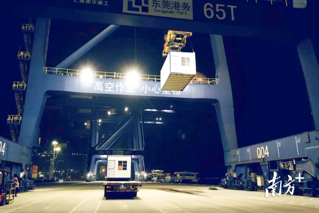 东莞港码头上，通过莞港水运专线运输正在装船。