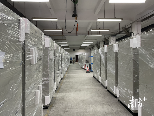 第一批交付的94套低壓配電設備已塑封完成即將送往香港。 