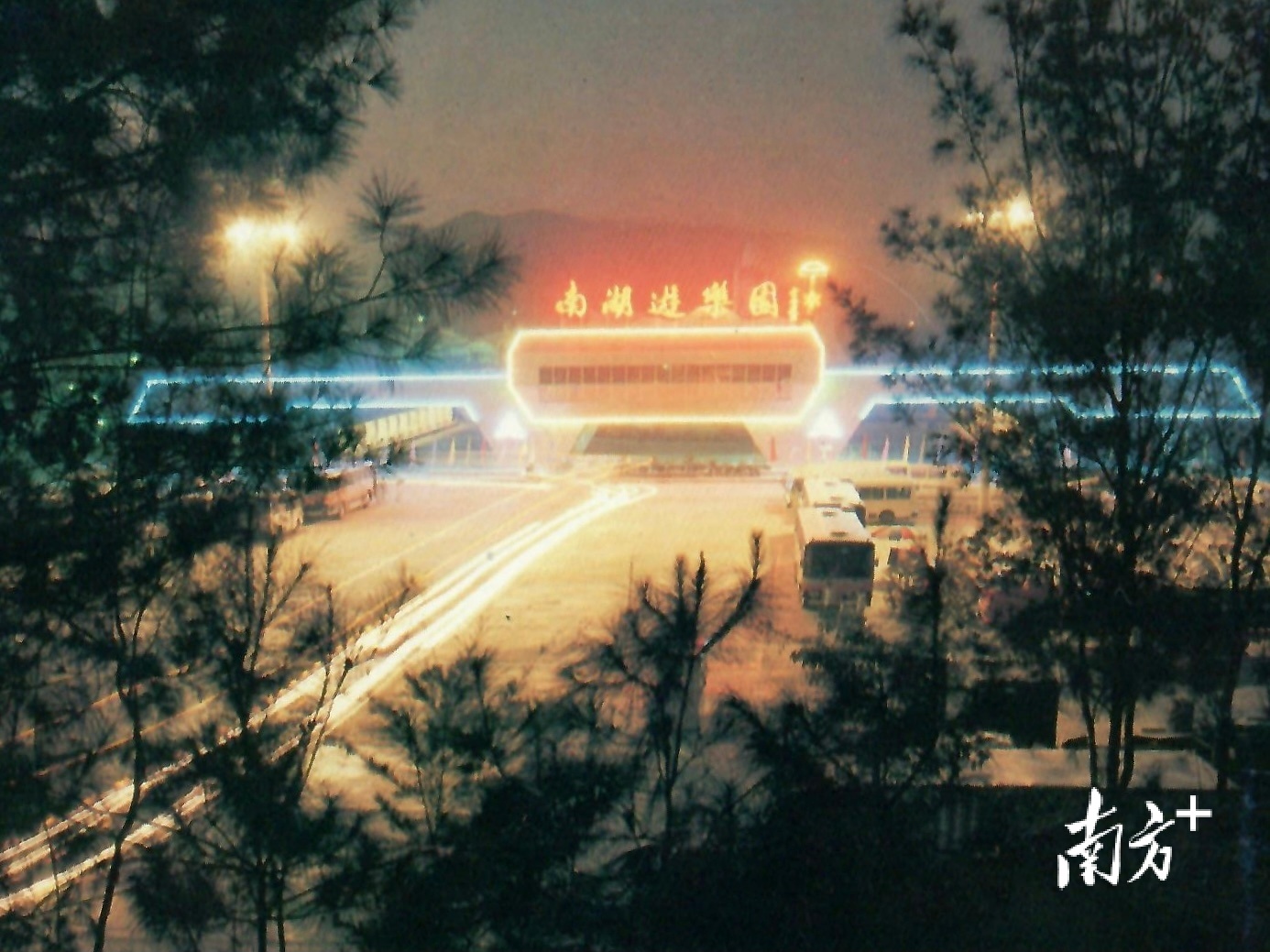 1985年开业时的大门口。