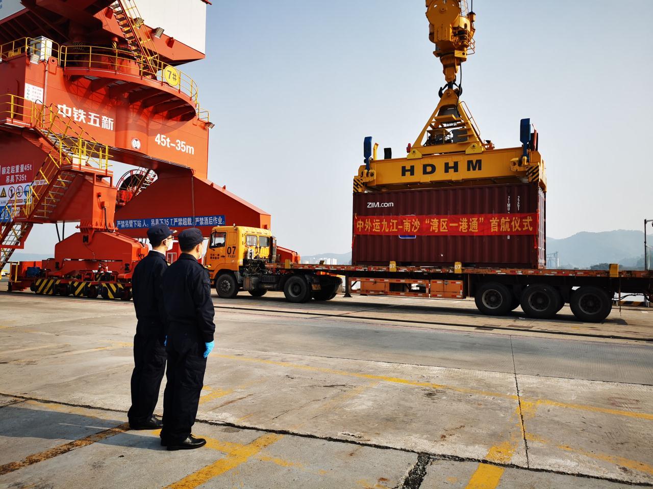 佛山海关驻南海办事处关员监管“一港通”货物通关。 佛山海关驻南海办事处关员监管“一港通”货物通关。