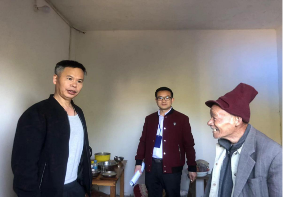 关水元老人（右）搬进新房非常开心。