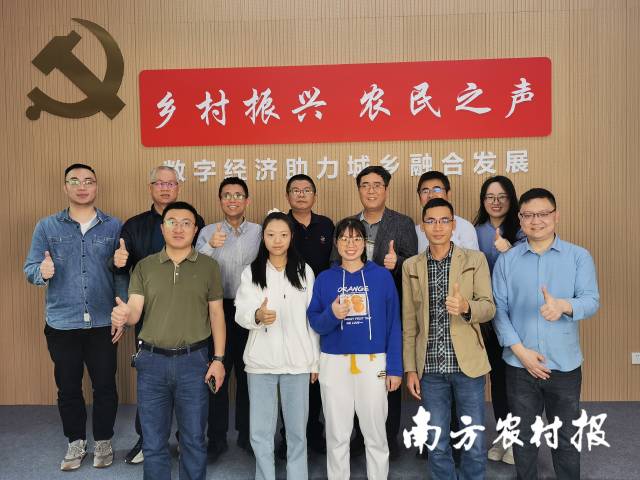 科教处刘亚平处长亲临直播间现场指导并与团队合影  