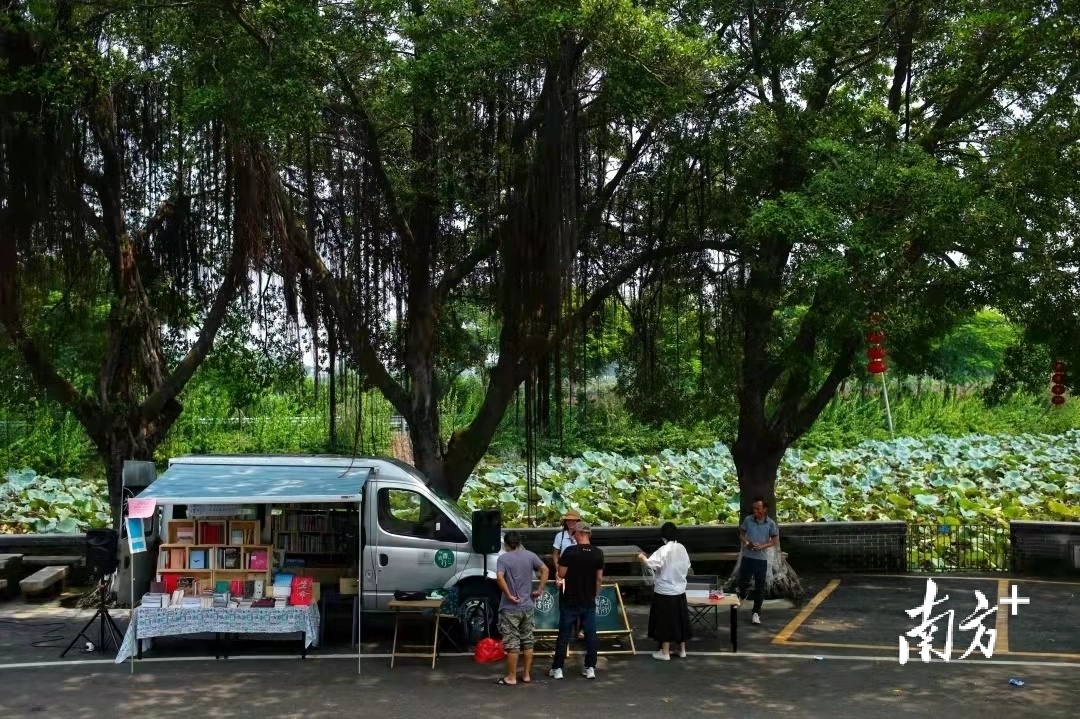 先行书店把移动书车开进了佛山乡村。受访者供图 先行书店把移动书车开进了佛山乡村。受访者供图
