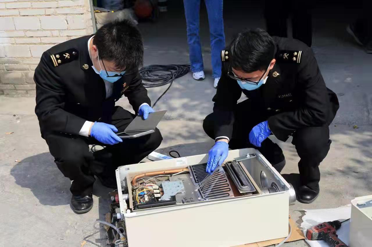 佛山海关驻禅城办事处关员查获不合格进口燃气热水器。 佛山海关驻禅城办事处关员查获不合格进口燃气热水器。