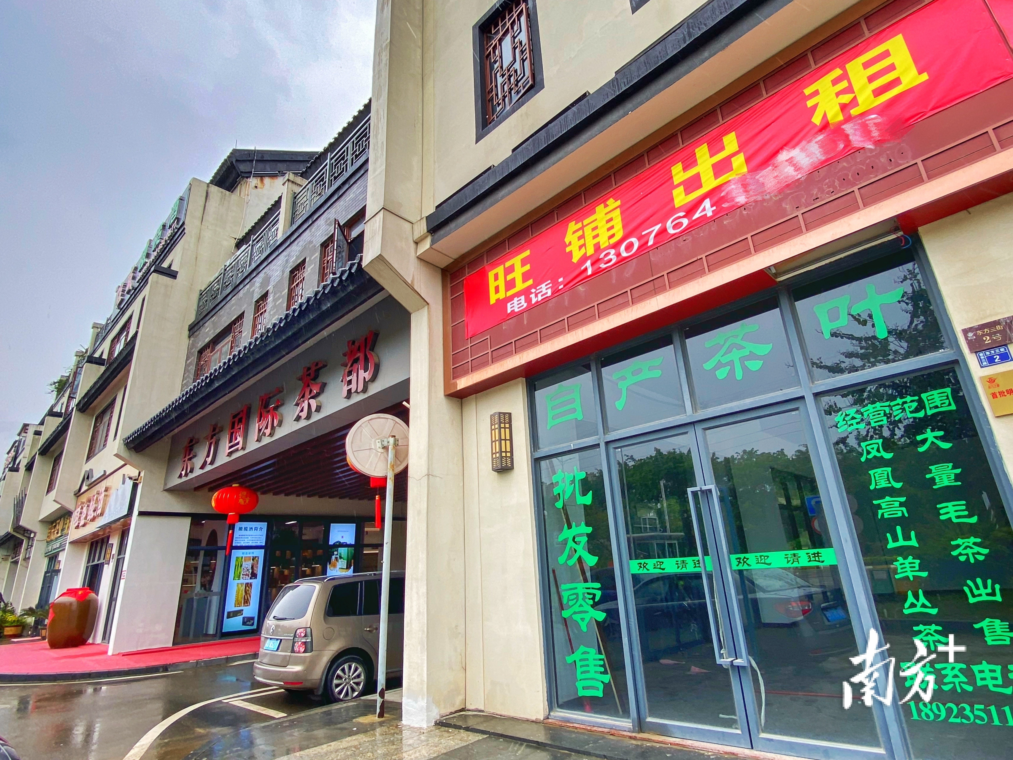 街边茶叶店主要做熟人生意。纪金娜 摄