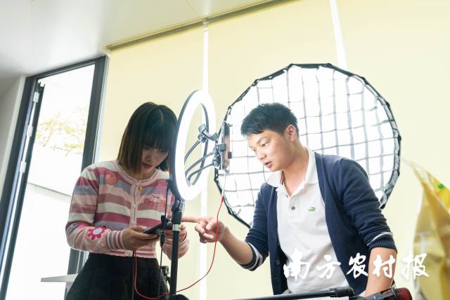 罗佩玲与曾发超一起负责直播带货等农产品销售工作。南方农村报 谭家富 拍摄