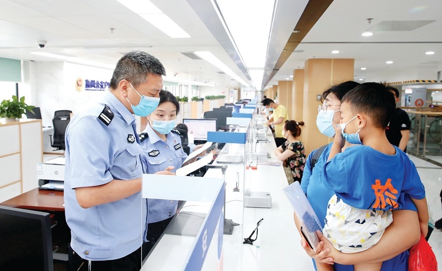 市民周六在市行政服务中心办理户籍业务。钟畅新 摄