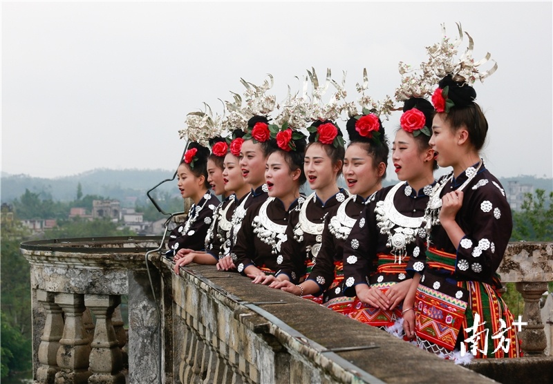 侗族大歌在开平碉楼内响起。马立敏 摄