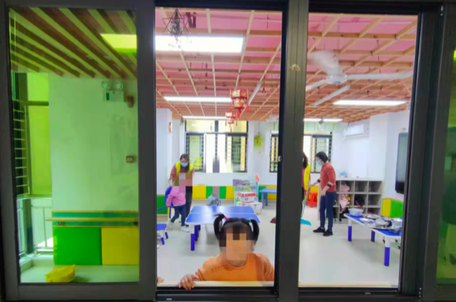 在佳宁康复中心，老师引导“星儿”们进行康复训练。