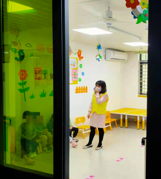 在佳宁康复中心，老师引导“星儿”们进行康复训练。