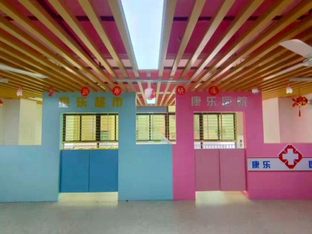 佳宁康复中心设置了医院、超市等模拟场景，让孩子在生活体验课程中逐渐学会社交。