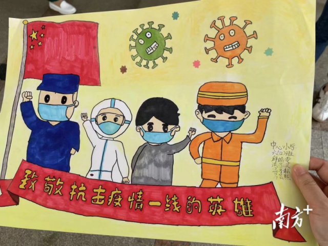 樟木头中心小学的学生们向社卫中心采样组赠送一幅幅手作字画，表达着对抗疫一线叔叔阿姨们的敬意和感谢，医务人员直言暖心。