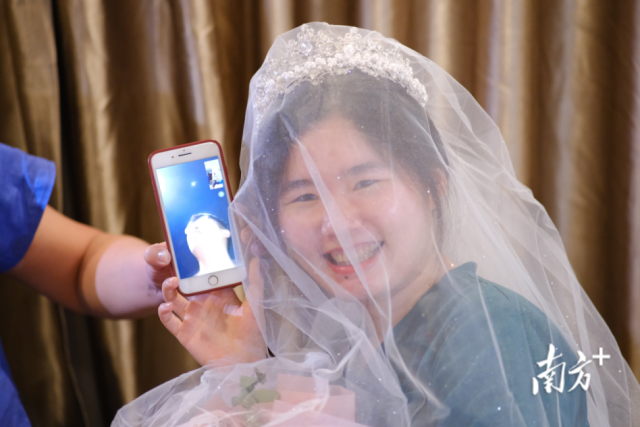 3月13日，本是支援大朗抗疫一线的寮步医院的护士陈秀娟与结婚的大喜日子，回不了家的她突发奇想，跟老公沟通好之后，举行了一场说办就办的“云婚礼”。