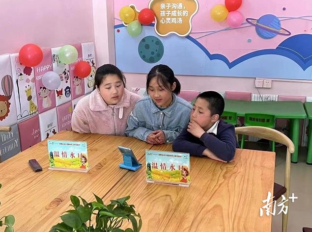 “亲情连线”平台免费提供连线服务,让家人实现线上“云团圆”。 “亲情连线”平台免费提供连线服务,让家人实现线上“云团圆”。