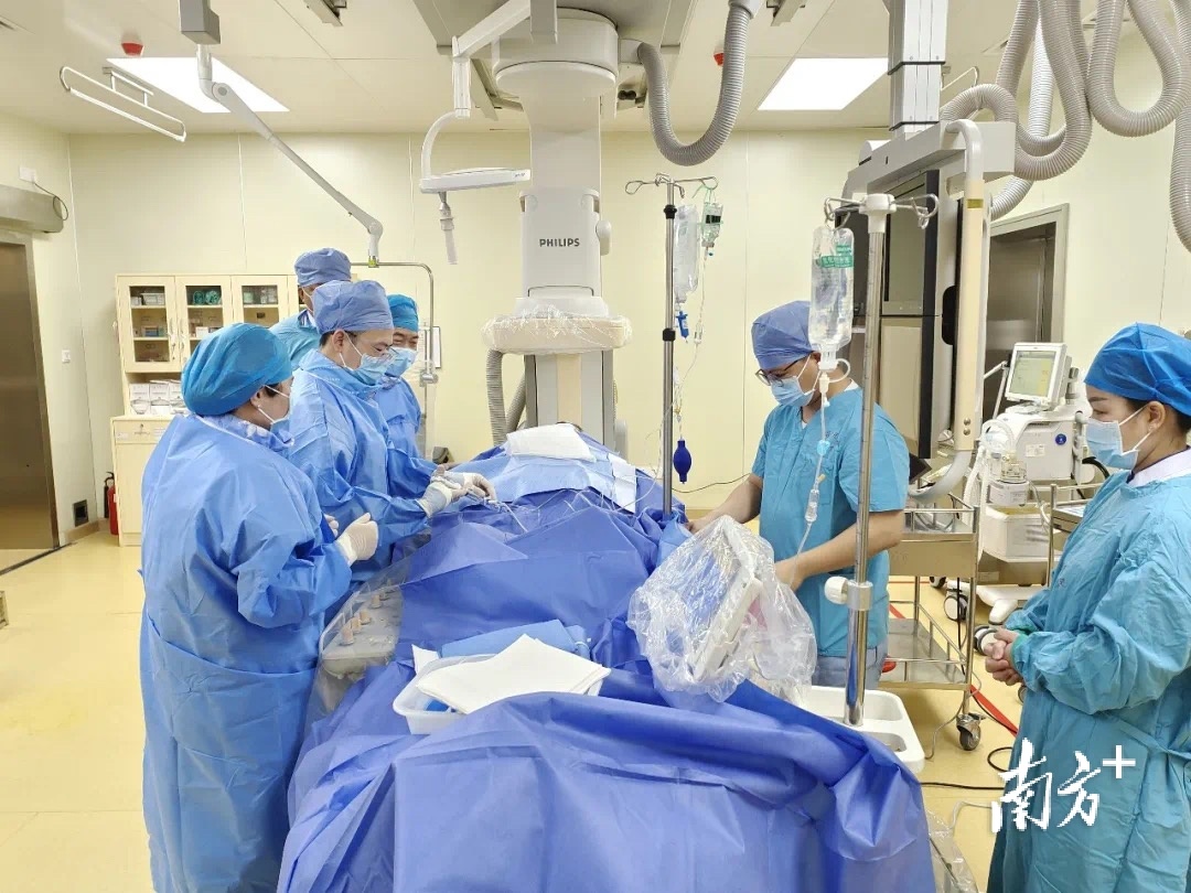 医生在给患者实施手术。