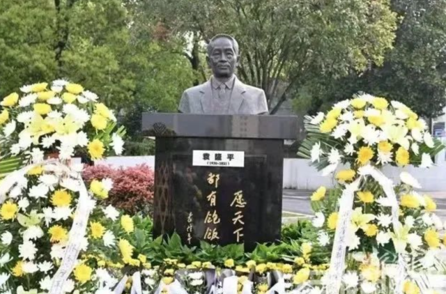 袁隆平铜像揭幕。图源/人民日报