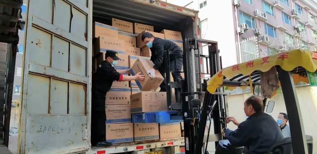 广东精选筹调救治及预防用抗疫中药逾1.46万箱,紧急调派临时货机运抵上海,已分发至上海抗疫一线。