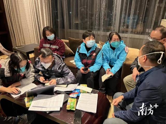 抵达上海后,广东援沪核酸检测队连夜制订工作计划