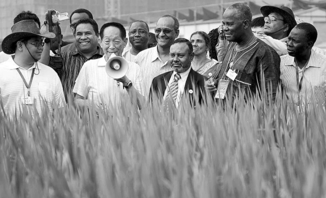 袁隆平带各国朋友参观试验田。图源 / 新华社