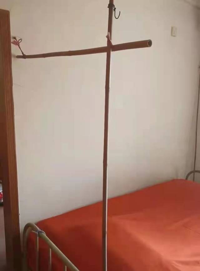 卢院士家中的床。