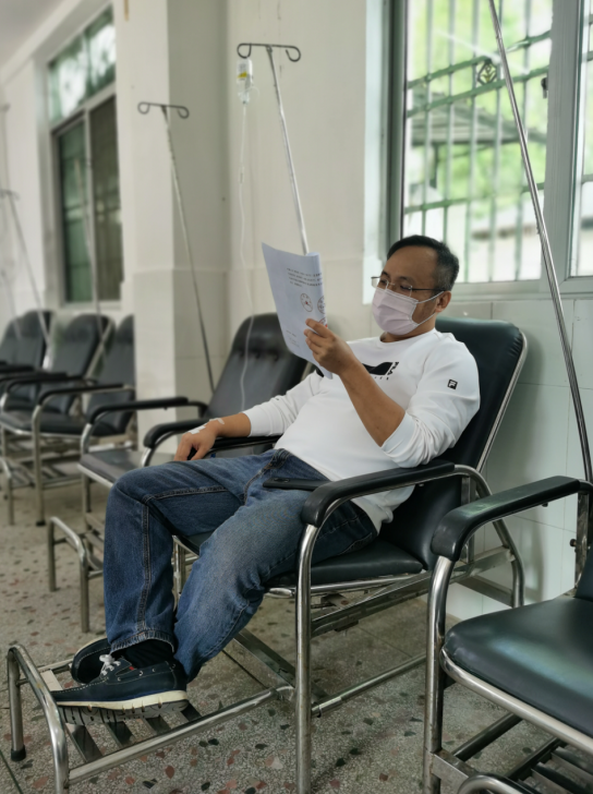 乔治输液时仍在看材料