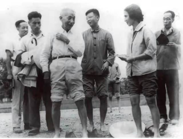 1963年8月，卢永根（右三）随丁颖院士（左三）在宁夏引黄灌区考察水稻。