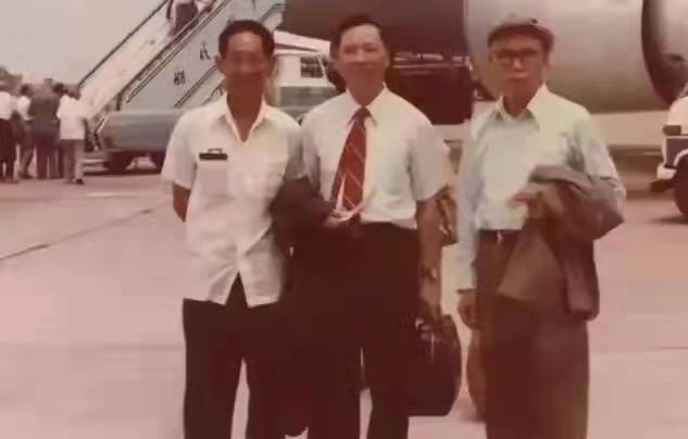 1983年，53岁的卢永根（中）公派留学后归国。彼时，他的母亲和哥哥姐姐已在美国定居。母亲病重，家人劝他留在美国，甚至为他办好移民手续。