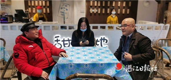 杨东升导演和茂德公集团董事长陈宇，就歌曲《笑眯眯》的创作进行交流，汤洁一旁做记录。