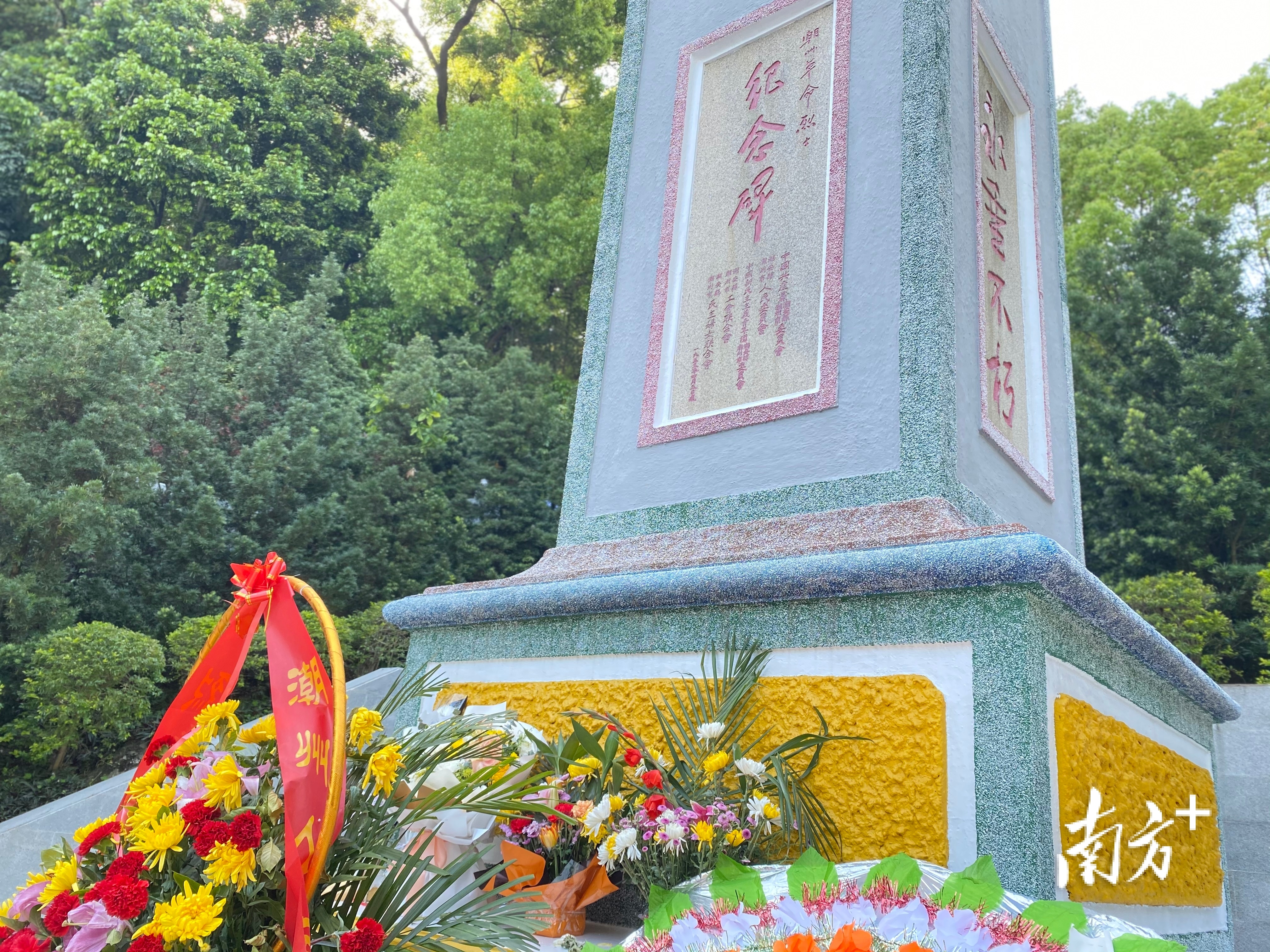 清明期间,市民游客自发前往纪念碑、烈士故居等地缅怀追思。肖燕菁 摄