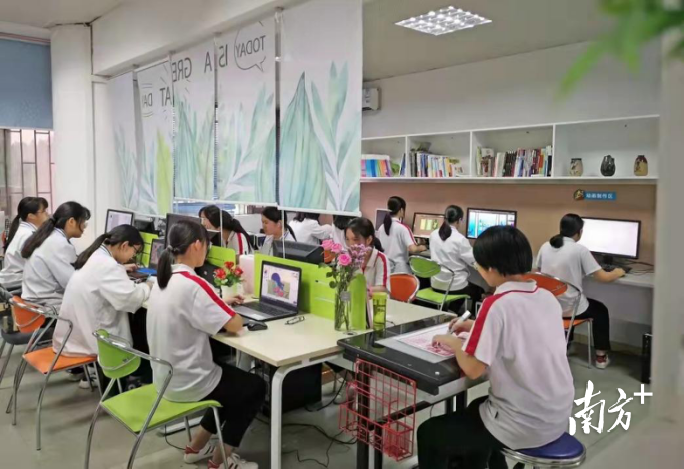 杨媛和同学们正在进行升本最后的备考冲刺训练。