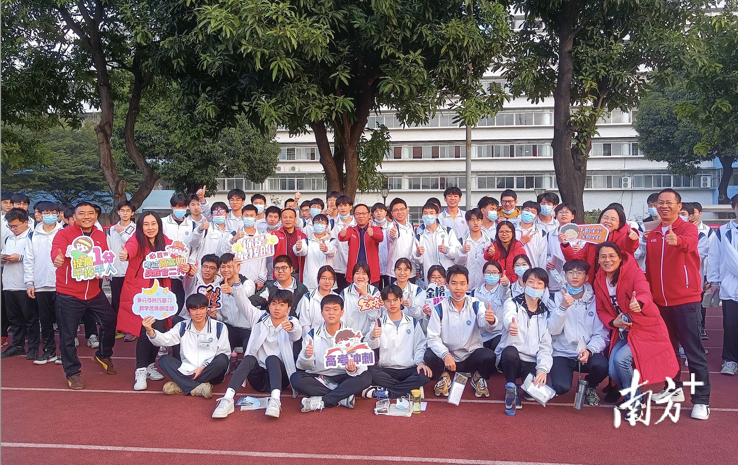 本科升学班合影。