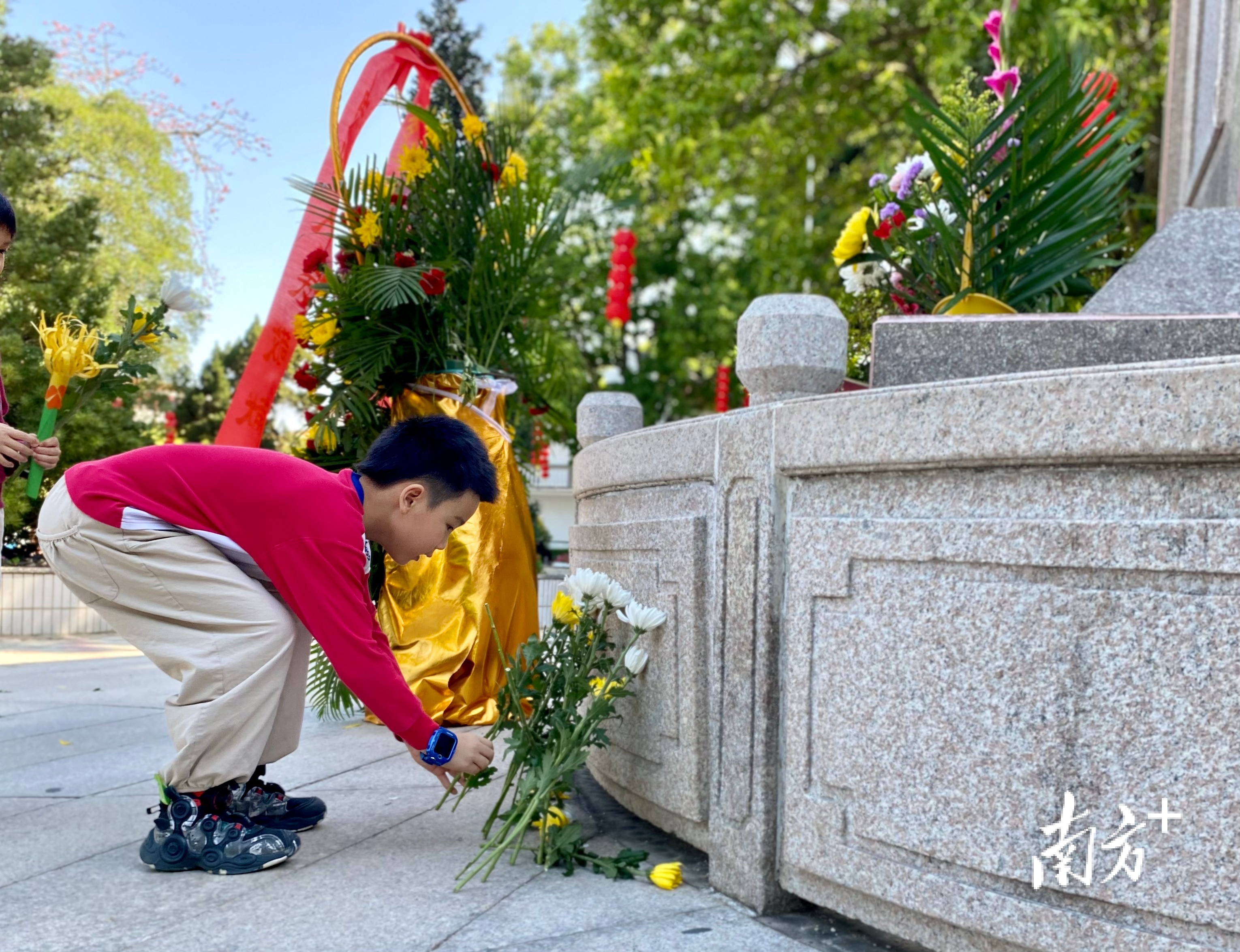 潮州西湖公园内的革命烈士纪念碑前摆满献花肖燕菁 摄