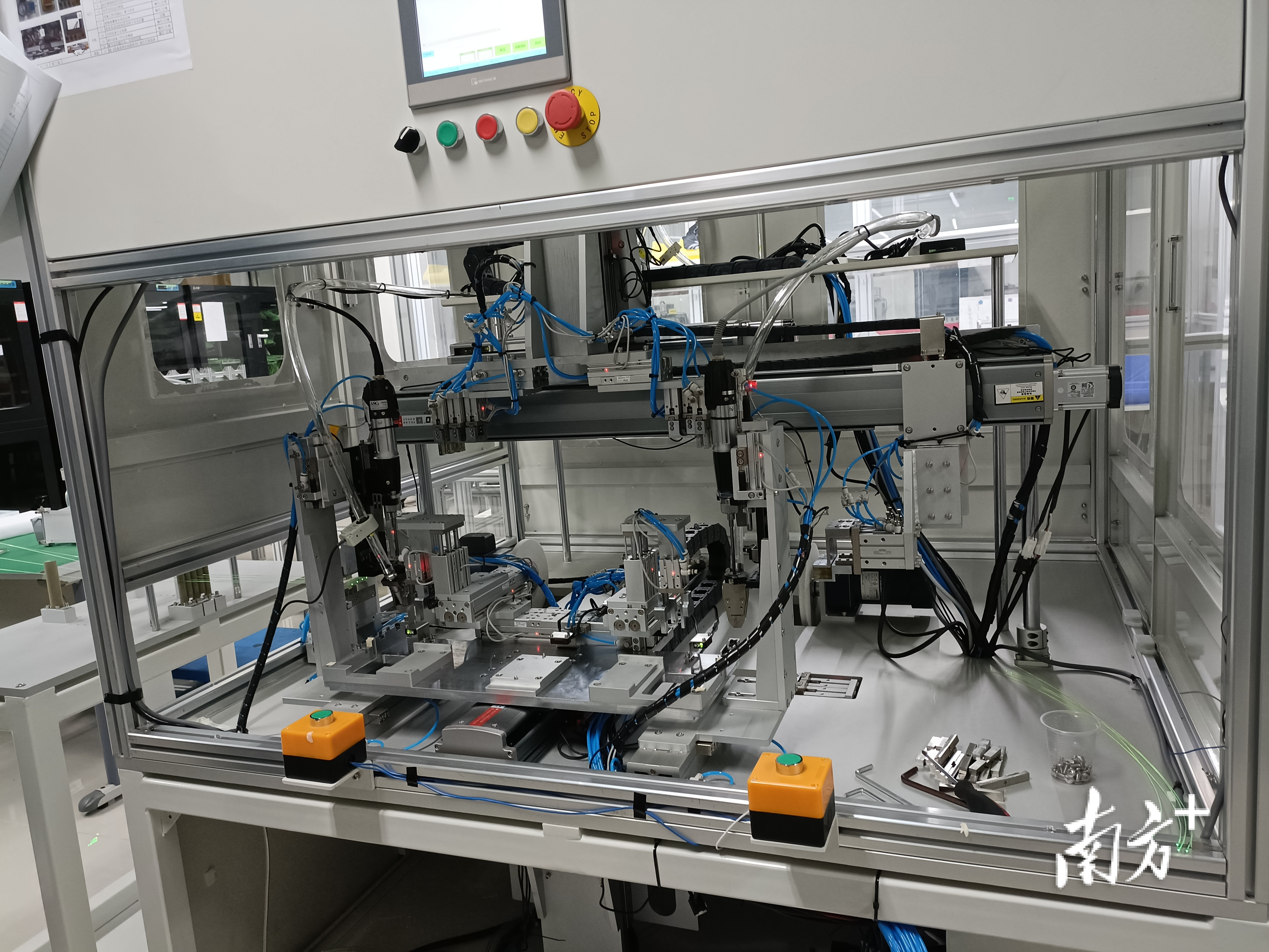 科研团队研制的玻移光纤自动化加工设备。张珊珊 摄