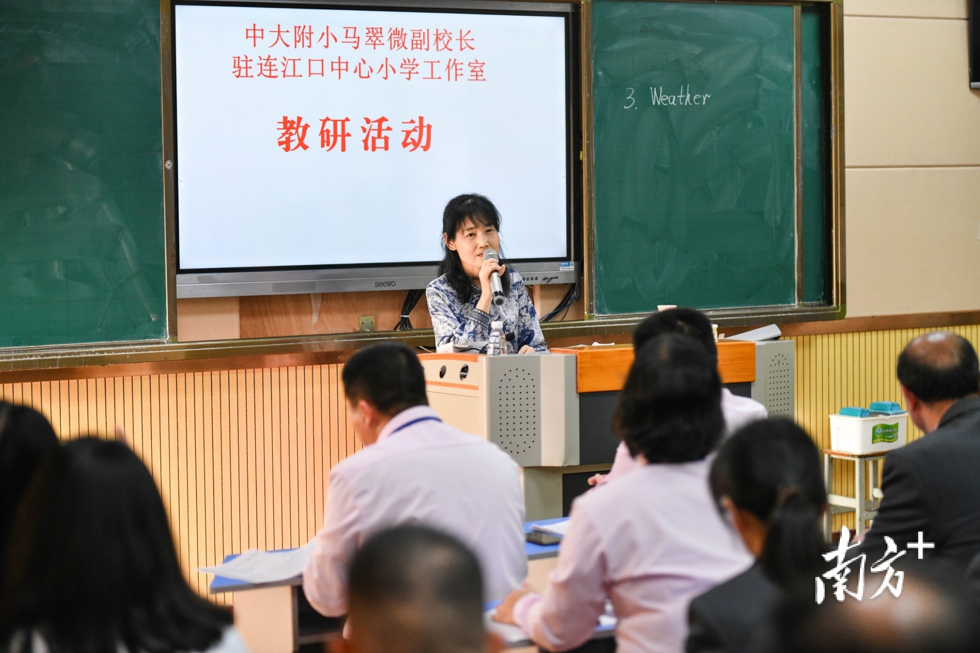 去年12月，马翠微副校长工作室在连江口中心小学成立。工作室分语数英三个科组，有18名成员，成员之间分工合作，开展教学研讨活动。曾亮超 摄